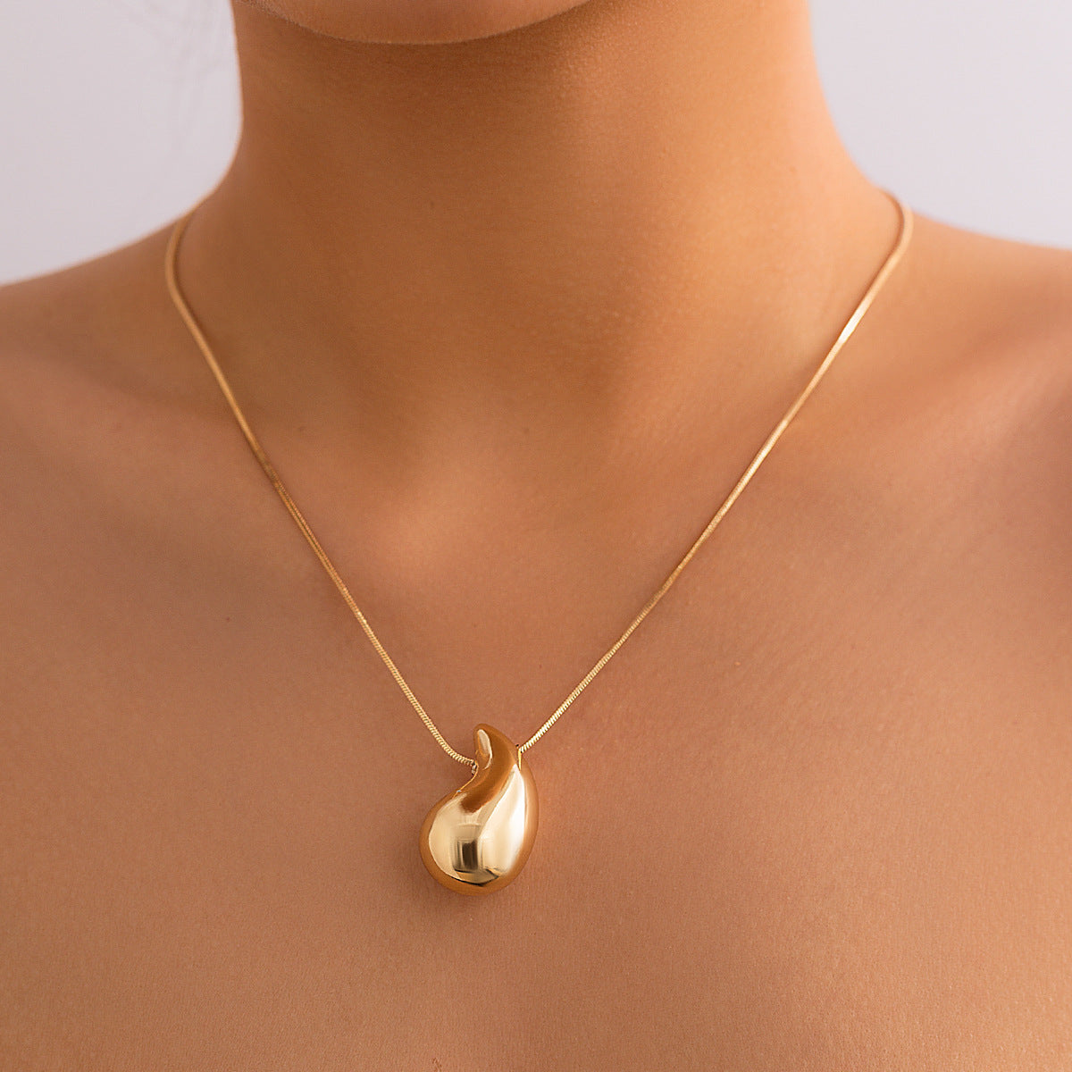 Wholesale Alloy Smooth Comma Droplet Pendant Necklace